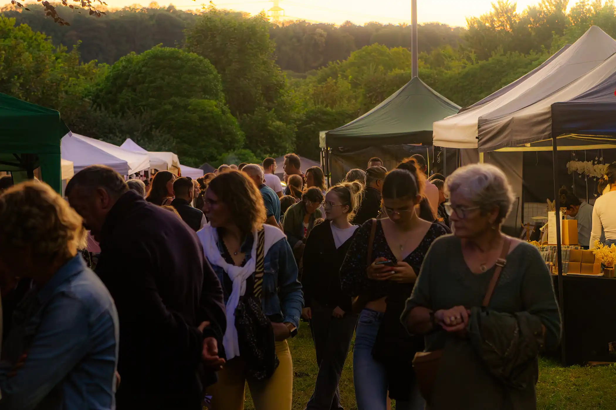 Allée d’exposants lors d’un marché nocturne au château