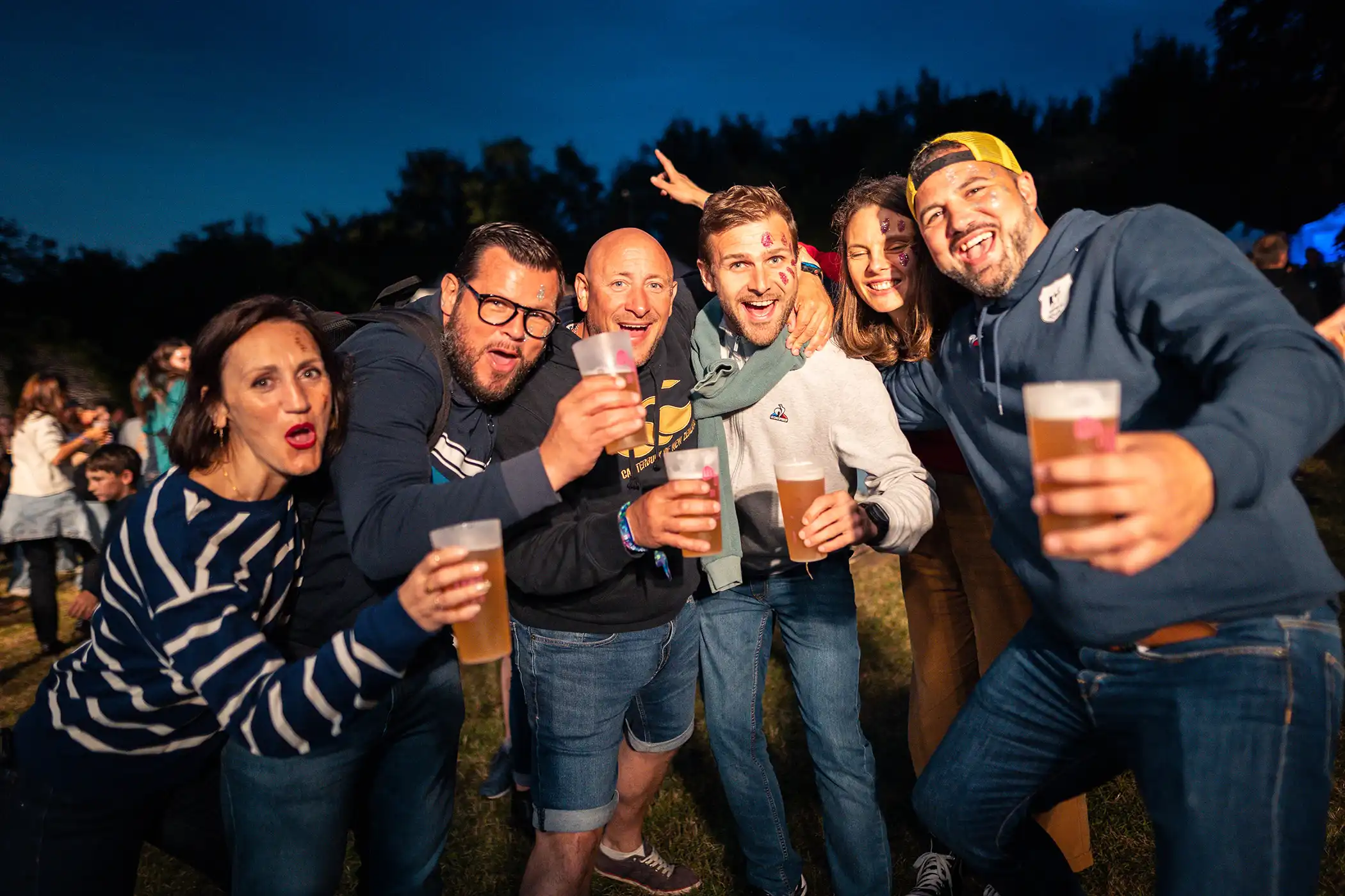 Équipe de bénévoles préparant un événement des Barons du Son