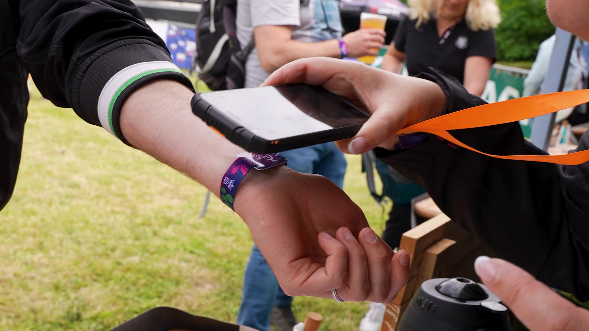 Remise d’un bracelet cashless à l’entrée du festival.
