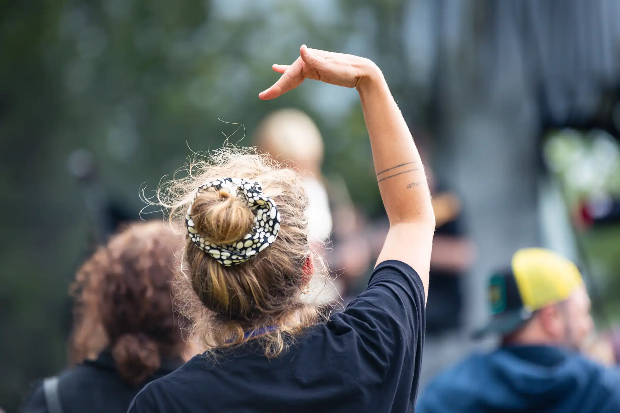 Public rassemblé dans la cour du château lors d’un événement