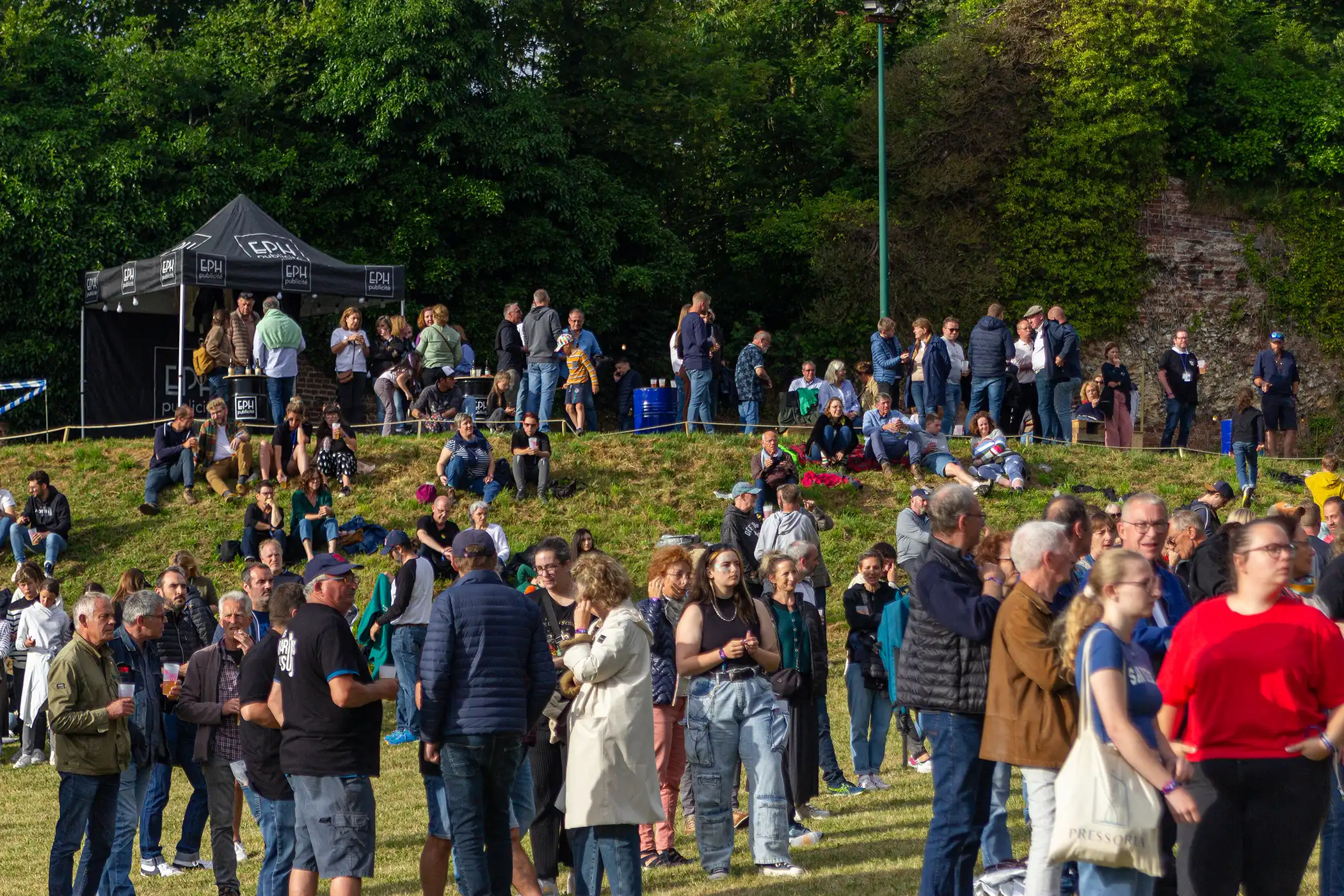Équipe de bénévoles des Barons du Son en pleine préparation d’un événement