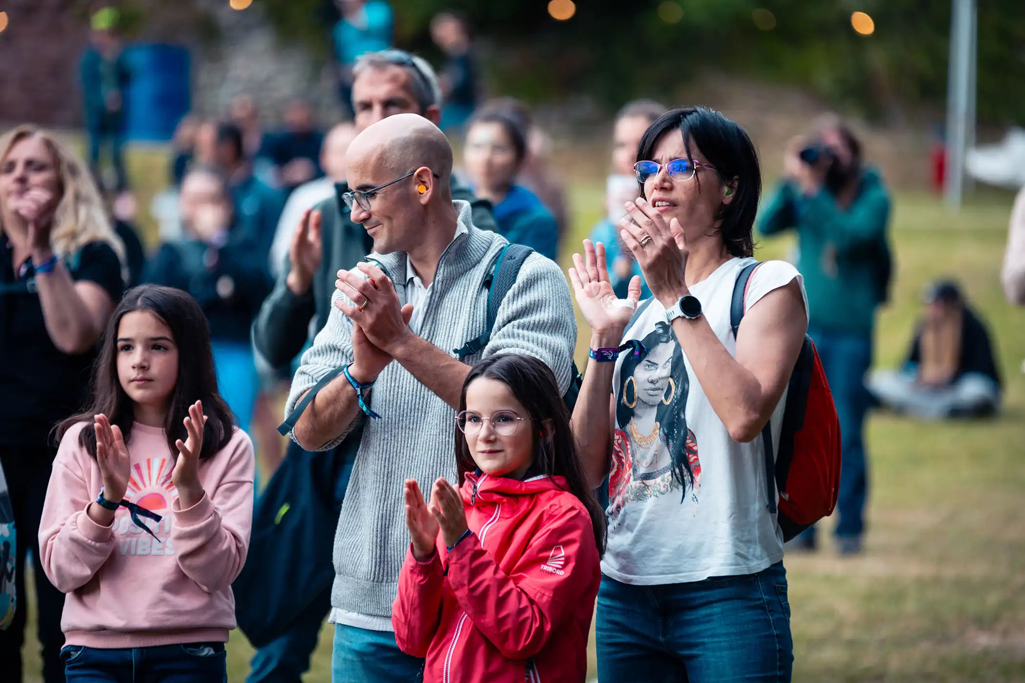 Familles et groupes d’amis réunis dans la cour du château