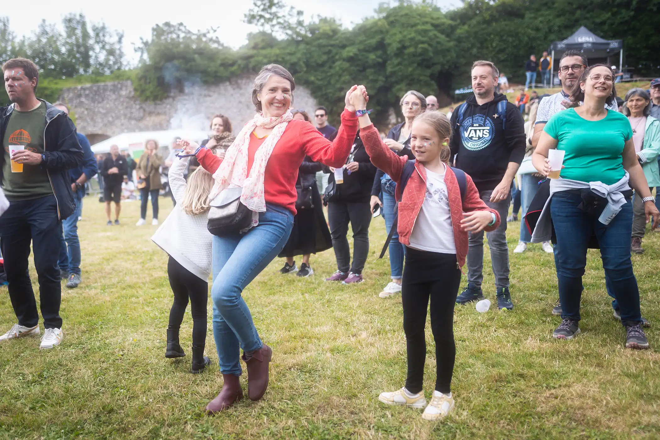 Familles et amis profitant d’un événement convivial au château