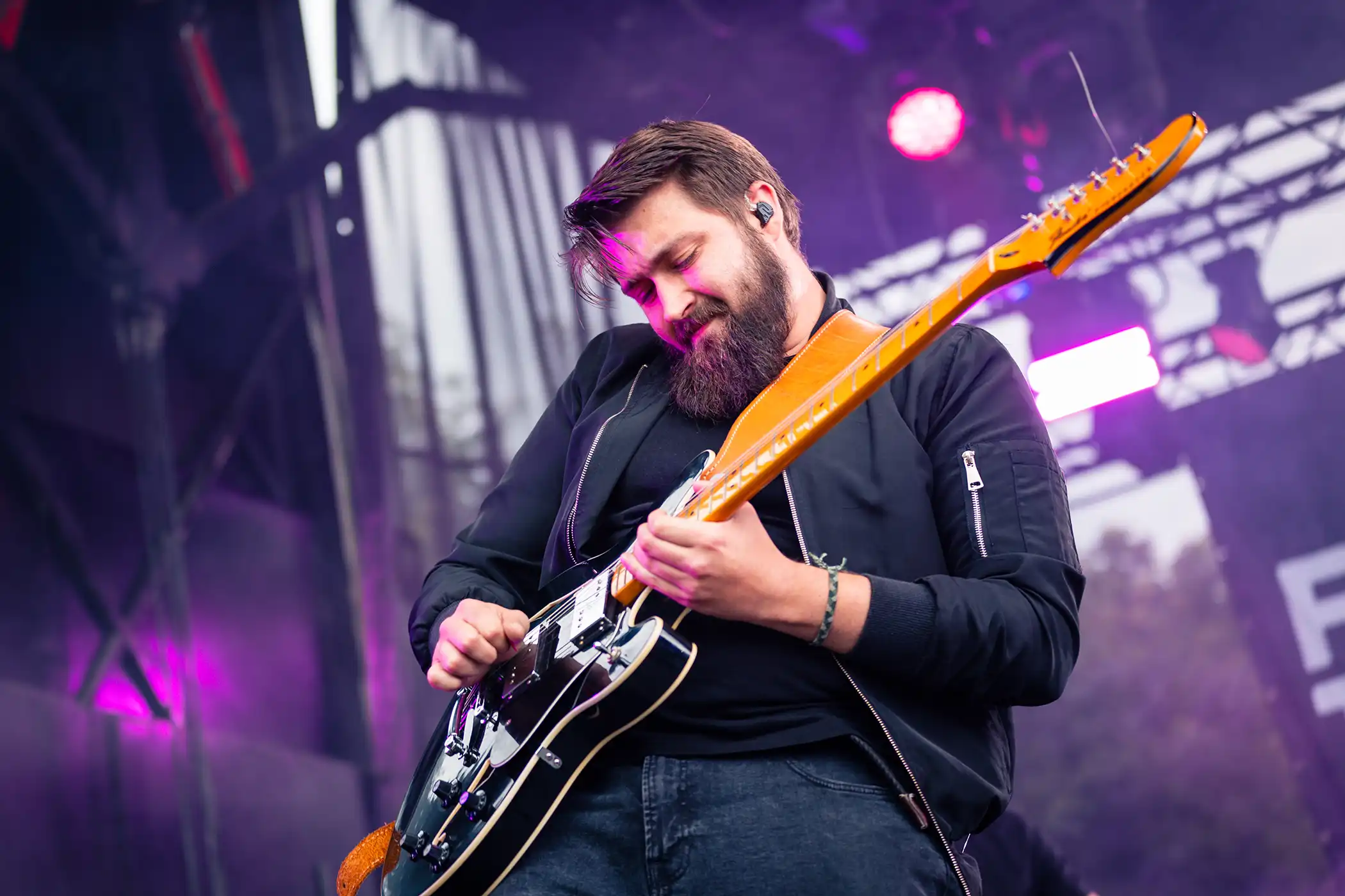 Chanteuse au micro sous les projecteurs.