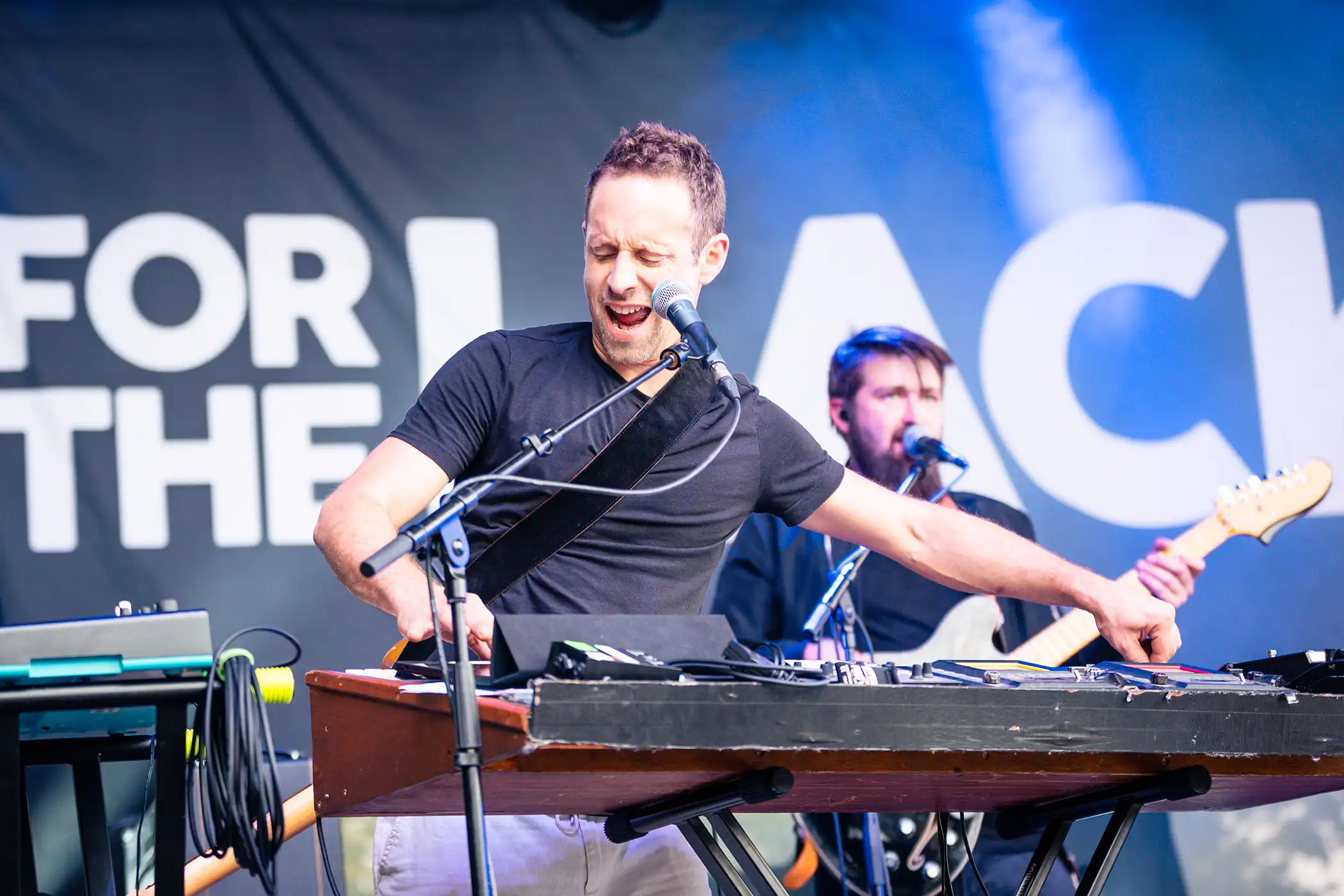 Public qui rit et profite du concert.