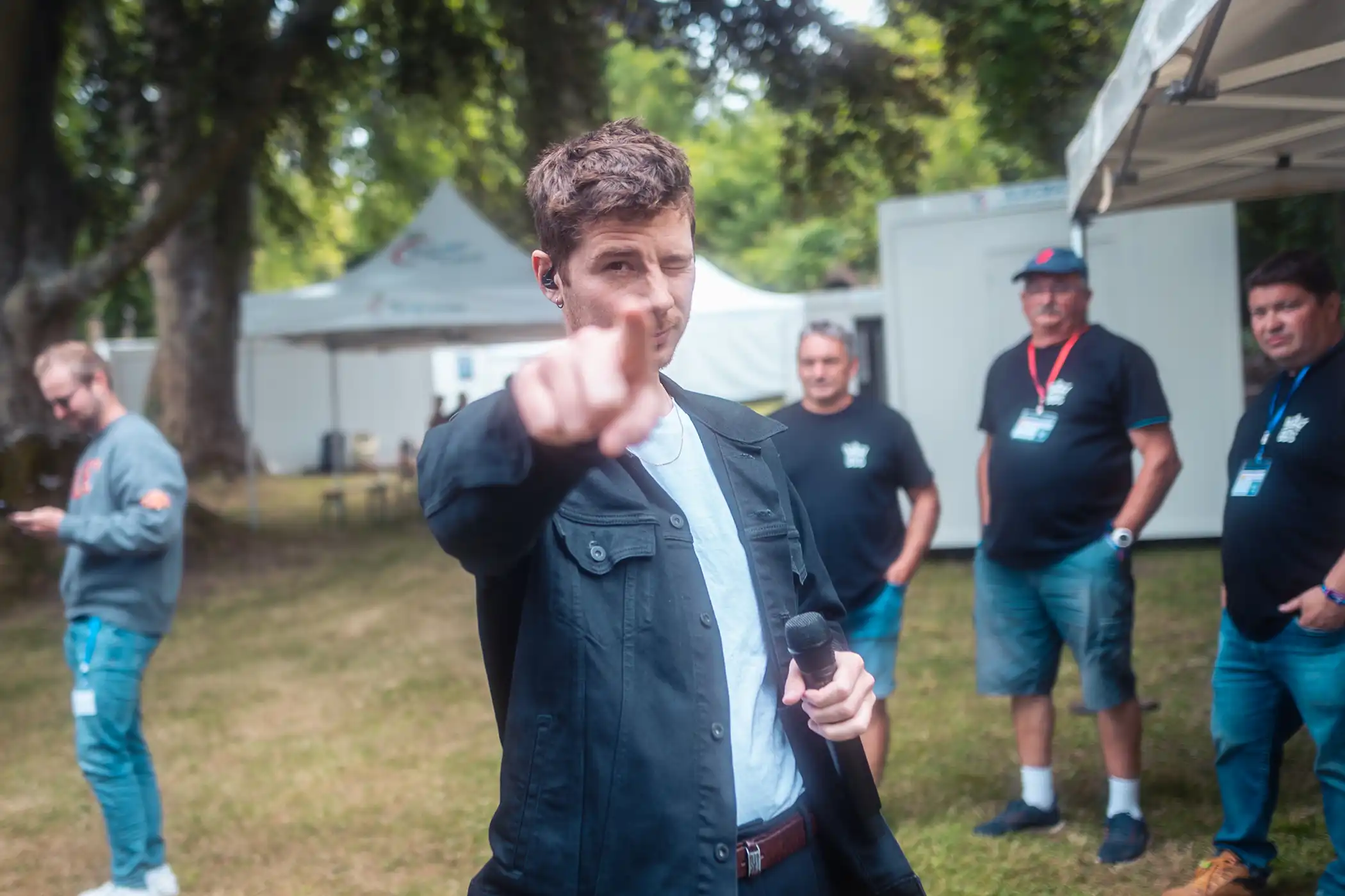 Rires et sourires dans le public.