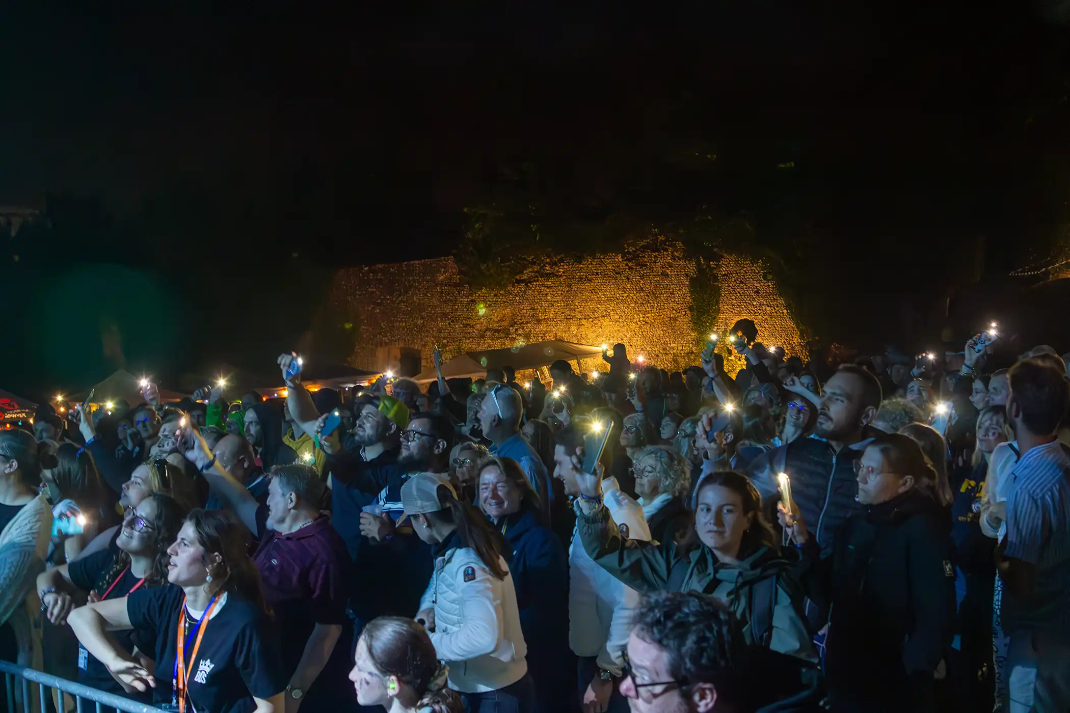 Public réuni dans la cour du château lors d’un événement des Barons du Son
