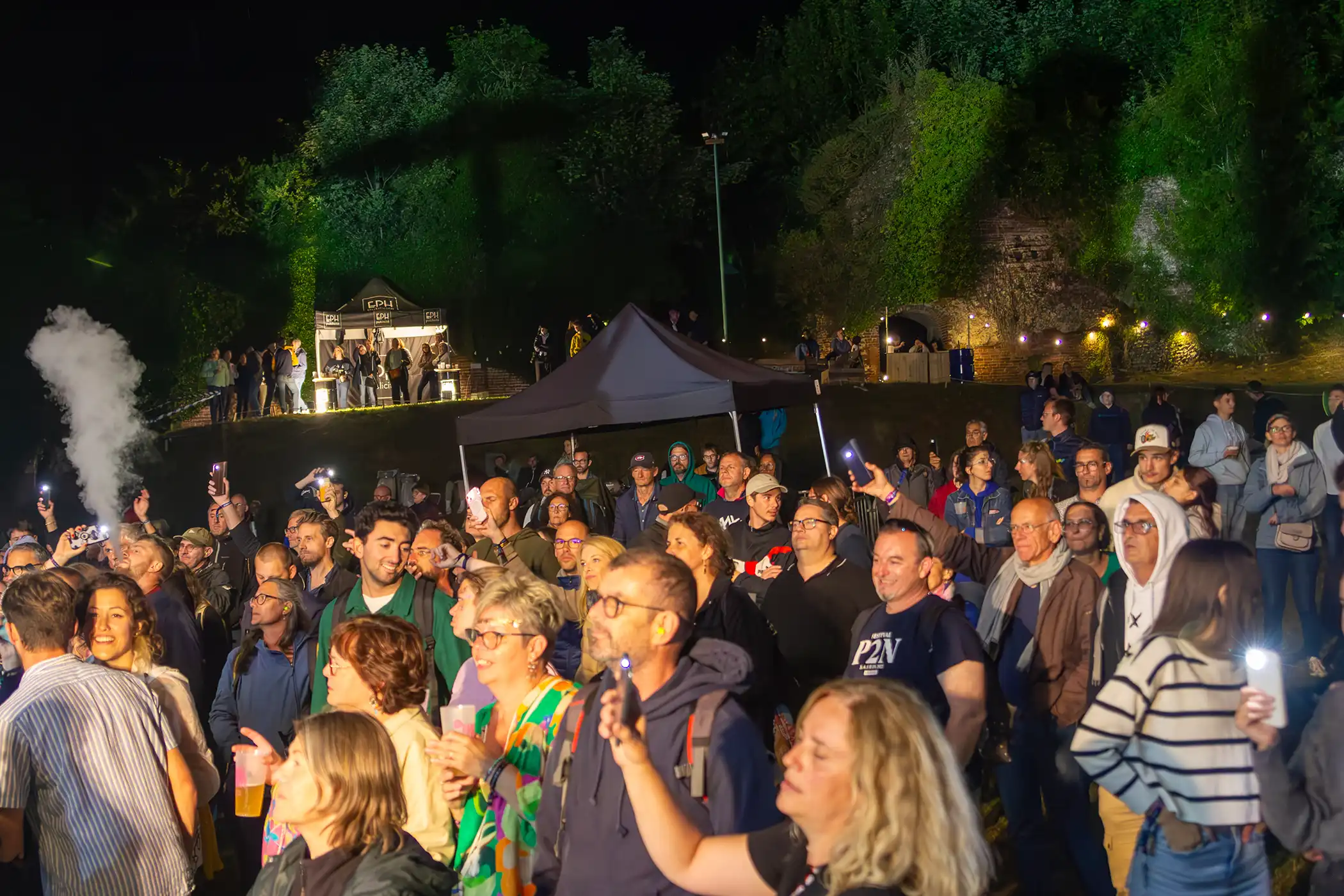 Scène installée devant le château, lumière et concert en plein air