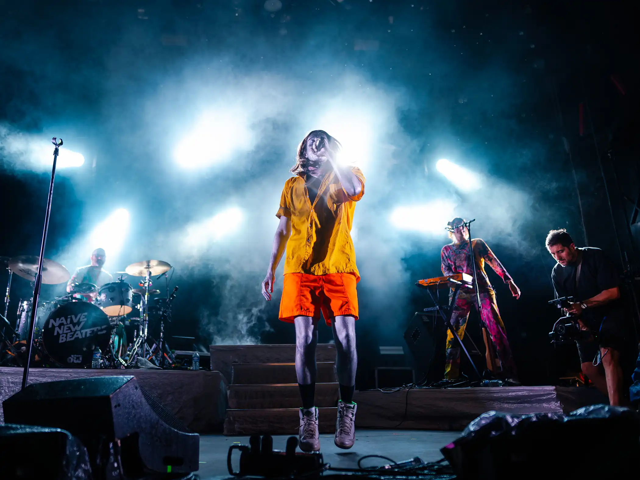 Danseurs dans la lumière orange.