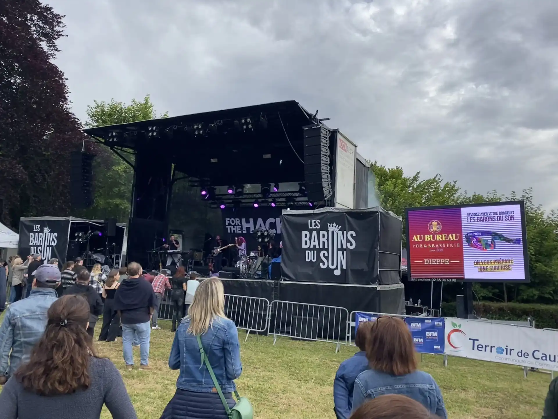 Stands et partenaires installés dans la cour, au milieu du public