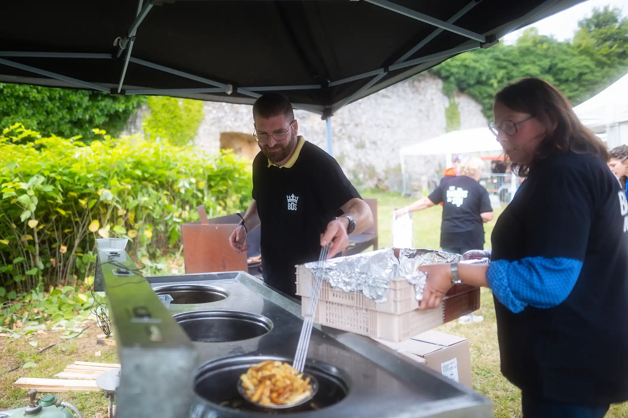 Équipe de bénévoles prise en photo pendant un événement