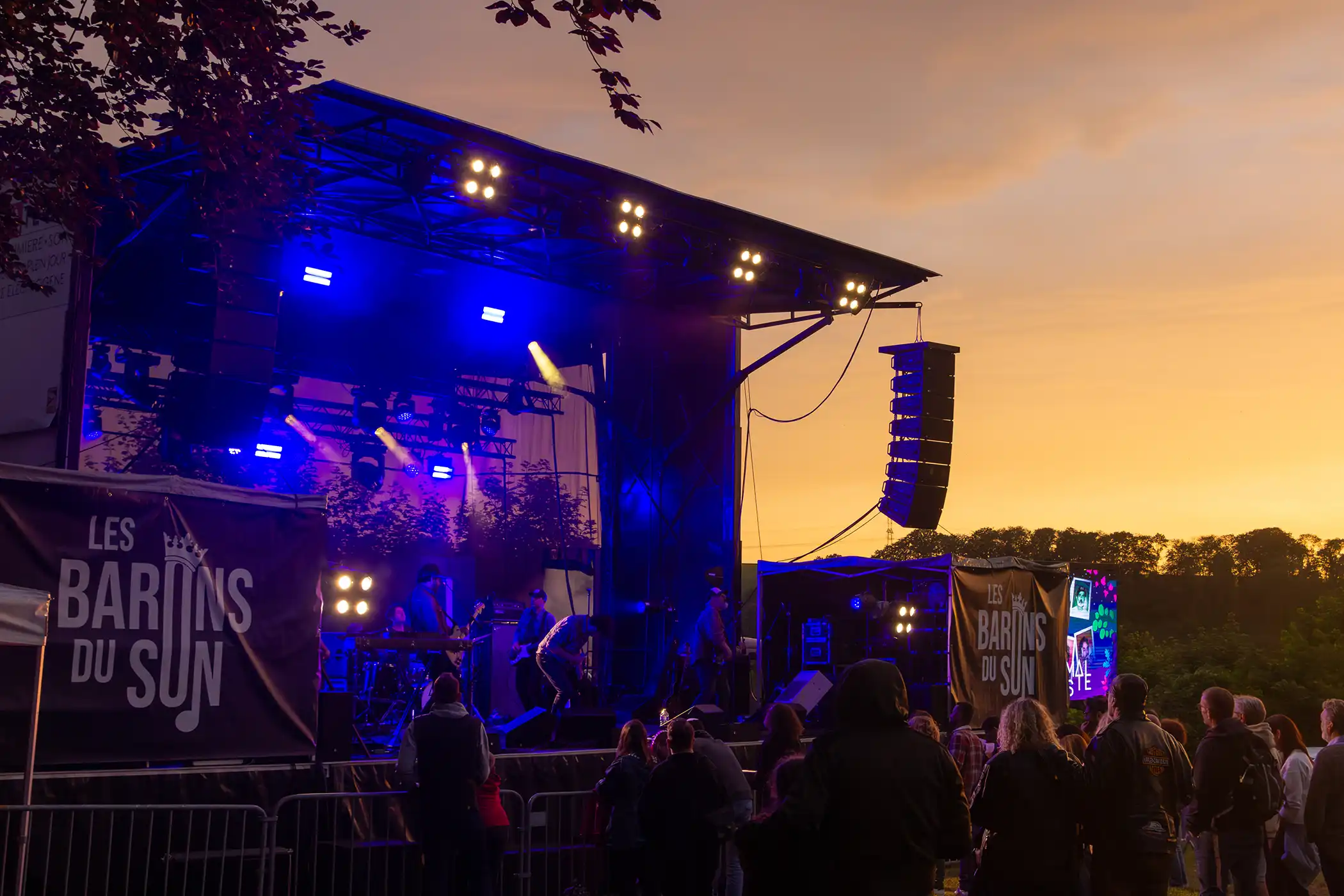 Scène installée devant le château avec musiciens et lumières